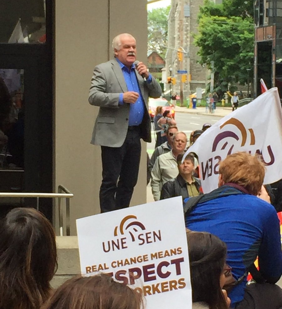 Le vice-président national de l’AFPC, Chris Aylward, s’adresse aux manifestants à Ottawa