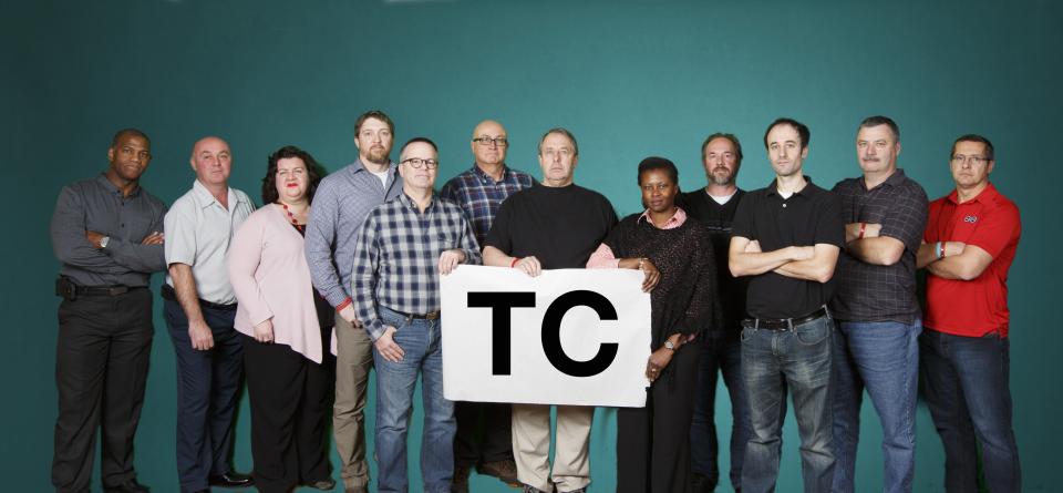 De gauche à droite : Mike Tennant, Jean Cloutier, Bonnie Bates (recherchiste), Marc Blanchard, Patrice Robin, Harold Larson, Tom Hopkins, Sheri Parent, Milton Dyck, Seth Sazant (négociateur), Keith Parsons, Patrick St-Georges.