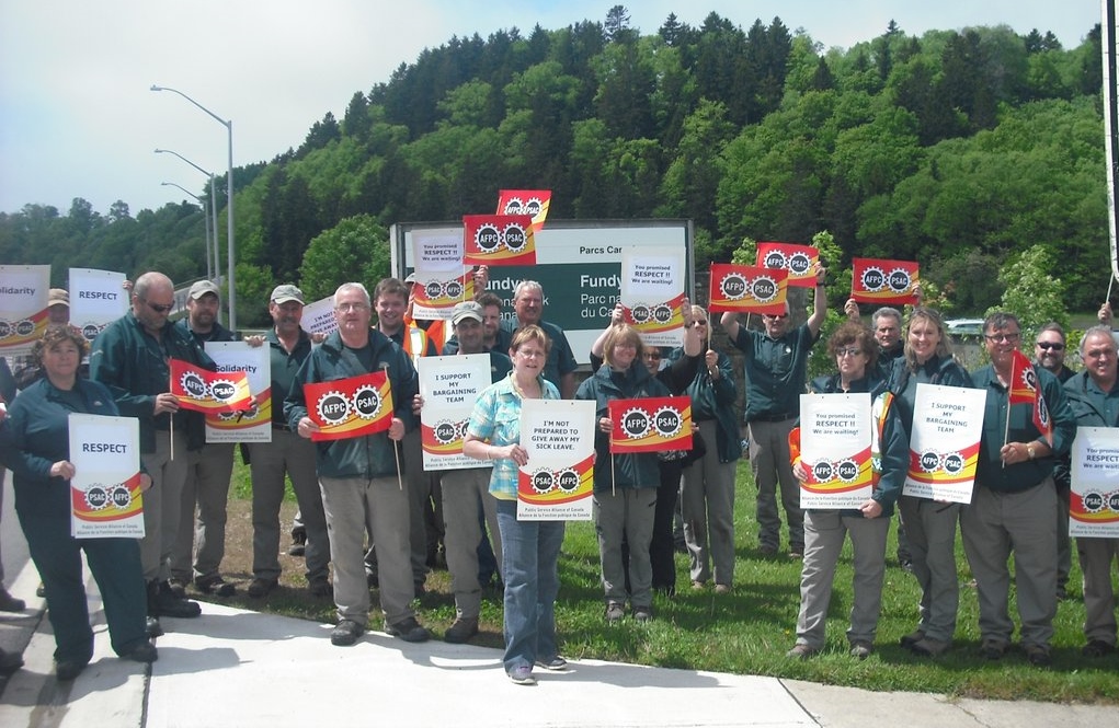 Des membres sont rassemblés au parc national Fundy (Nouveau-Brunswick)