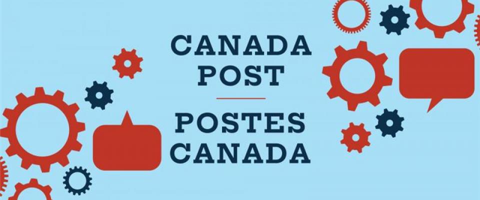 Graphisme bleu clair avec l'inscription « Canada Post, Postes Canada » au centre, entouré d'un motif représentant des rouages.