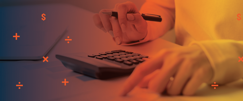  personne utilisant une calculatrice