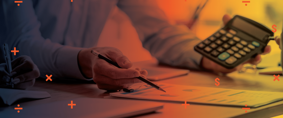 Image du phénix Des papiers sur un bureau avec les mains d'une personne tenant une calculatrice.