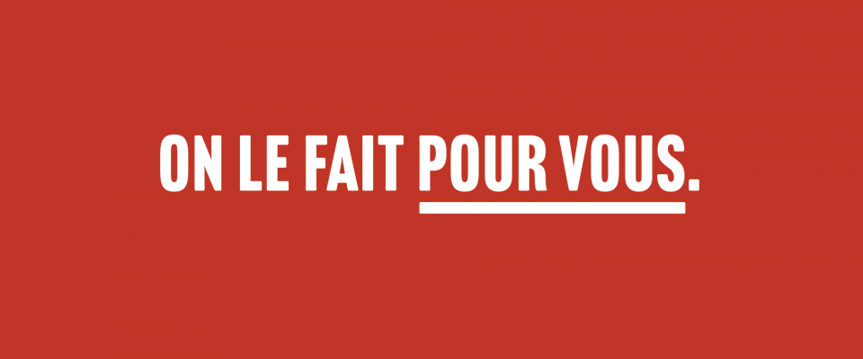 Arrière-plan rouge, texte blanc : On le fait pour vous.