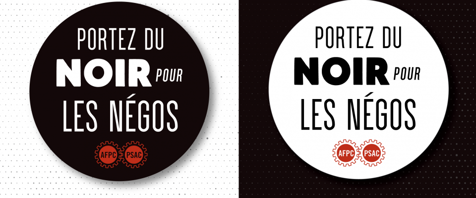 Autocollants « Portez du noir » Un fond blanc avec un autocollant noir, et un fond noir avec un autocollant blanc, portant chacun l'inscription « Portez du noir pour les négociations »