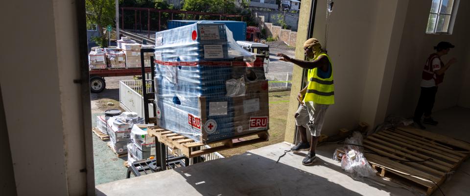 Une photo montrant des articles humanitaires entreposés par des travailleurs humanitaires.