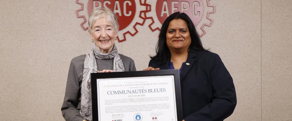 Certificat de la communauté bleue de l'AFPC avec Sharon DeSousa et Maude Barlow