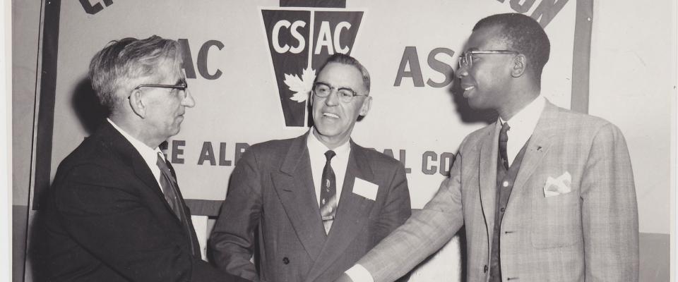 Cal Best (à droite) et les dirigeants de l'Association de la fonction publique du Canada, un précurseur de l'AFPC Cal Best (à droite) et les dirigeants de l'Association de la fonction publique du Canada, un précurseur de l'AFPC
