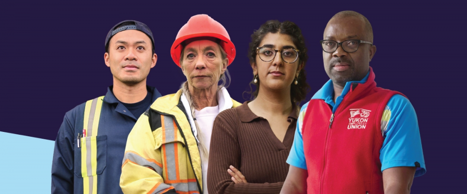 Quatre fonctionnaires issus de différents domaines se tiennent face à la caméra devant un fond violet.