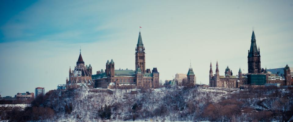 Photo des bâtiments du Parlement canadien au début de l'hiver