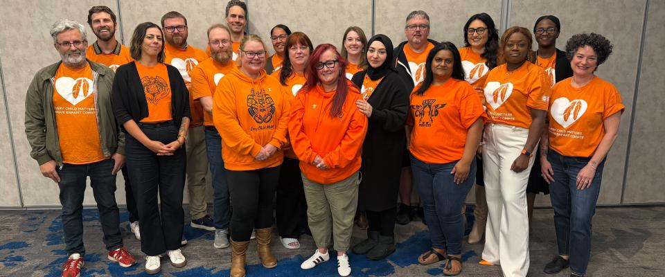 L'équipe de négos qui porte des chandails orange pour le Jour national de la vérité et de la réconciliation