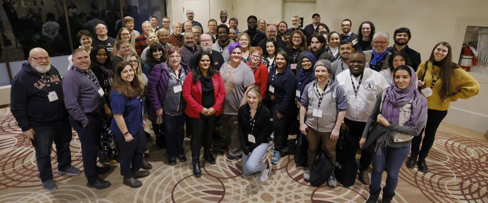 Photo de groupe : des membres en compagnie de la présidente nationale de l'AFPC à la table ronde des SLCD