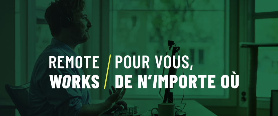 Personne travaillant à domicile à un bureau informatique avec un fond vert sur lequel est inscrit « Pour vous, de n'importe où » en lettres blanches et sa traduction en anglais.