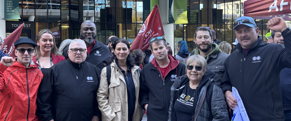 Photo de groupe de l'équipe de négociation de TC L'équipe de négociation de TC se rend au piquet de grève de la Banque du Canada à Ottawa le 23 octobre 2026.