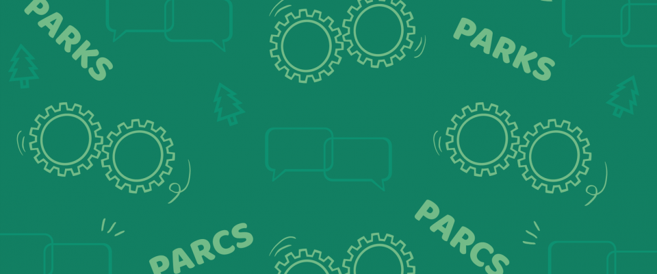Fond sur le thème des parcs verts, avec des motifs répétitifs représentant des engrenages et des bulles de dialogue.