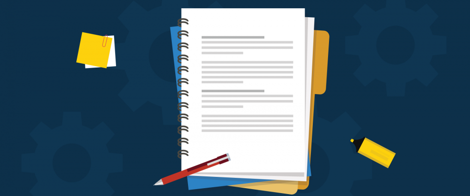 Carnet, stylo et post-it sur fond bleu marine.