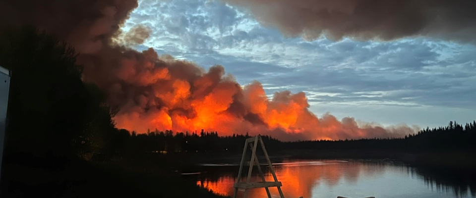 Scène de l'incendie qui ravage Hay River aux Territoires du Nord-Ouest CANADIAN PRESS/James Cardinal Jr.