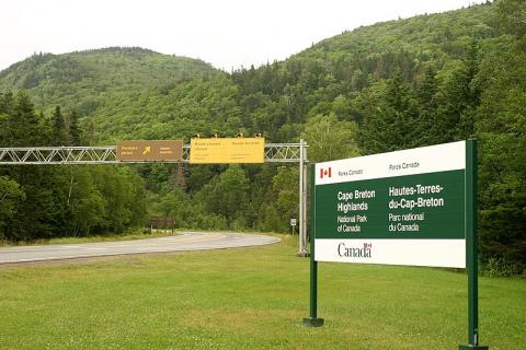 Panneau d'entrée du parc avec des mots Hautes-Terres-du-Cap-Breton Parc national du Canada