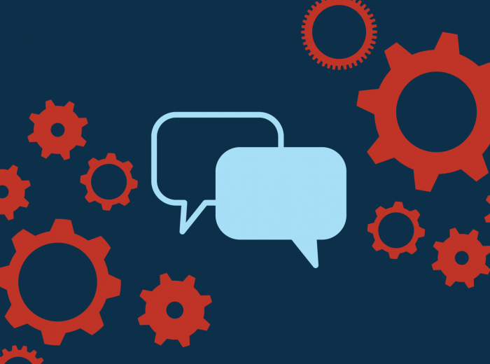 Fond bleu avec des rouages et des bulles de dialogue