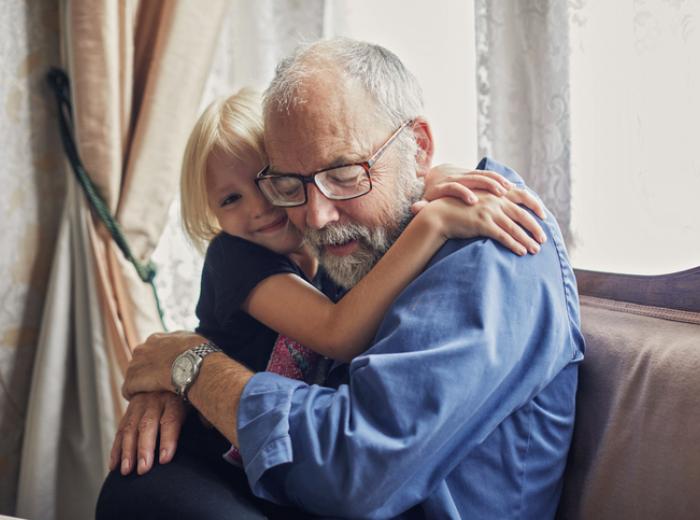  grand-père embrasse son petit-fils