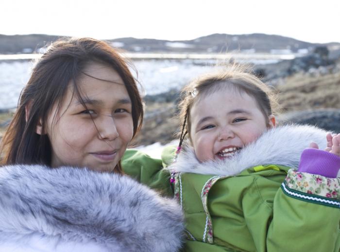 Femme et enfant inuit