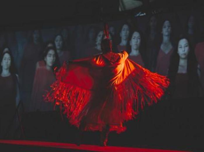 Femme autochtone dansant en robe rouge