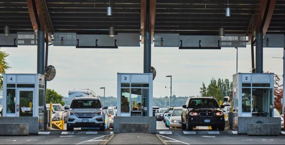 Voitures attendant à un poste frontière
