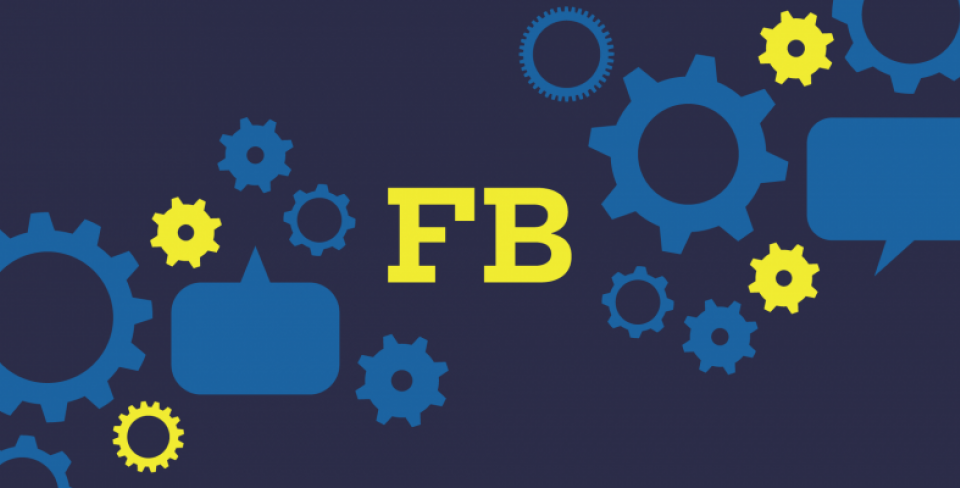 Fond bleu marine avec des rouages bleus et jaunes, des bulles de dialogue et les lettres « FB » au centre.
