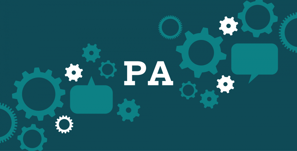 Fond bleu sarcelle avec des bulles et des rouages, et les lettres « PA » au centre.