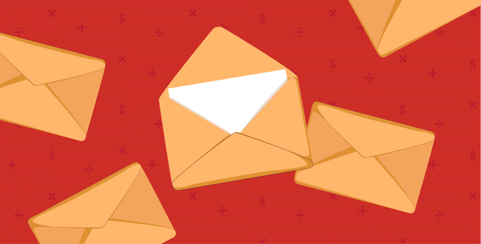 Collage d'enveloppes sur fond rouge.