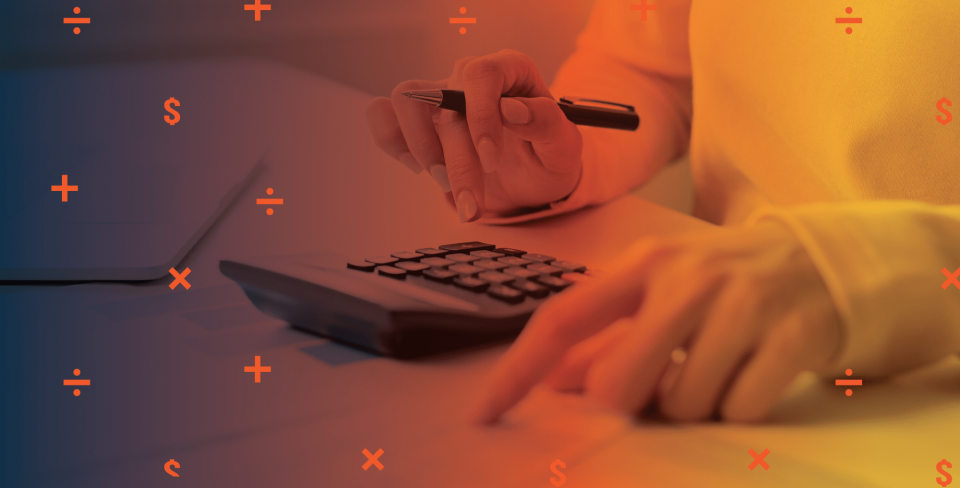 personne utilisant une calculatrice