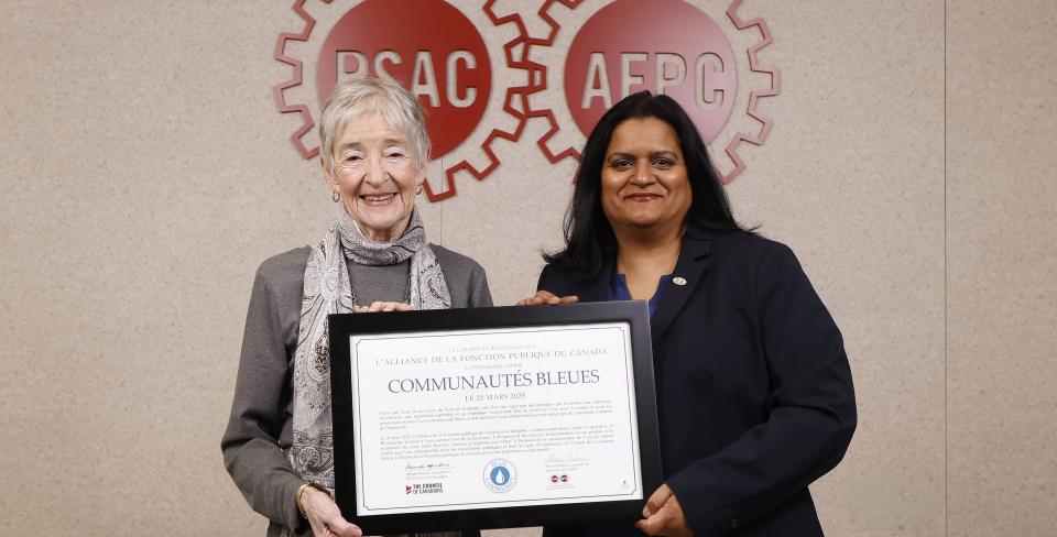 Certificat de la communauté bleue de l'AFPC avec Sharon DeSousa et Maude Barlow