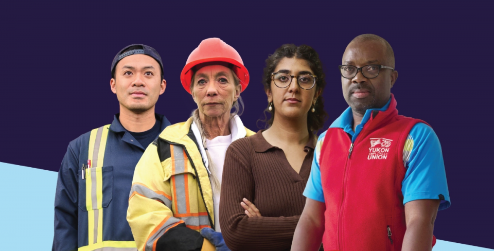 Quatre fonctionnaires issus de différents domaines se tiennent face à la caméra devant un fond violet.