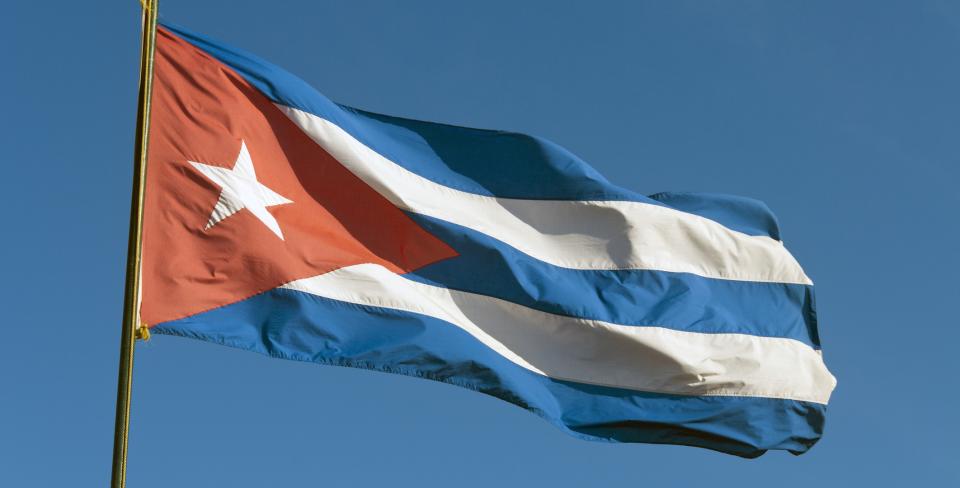 Le drapeau cubain Le drapeau cubain flottant sur fond de ciel bleu dégagé