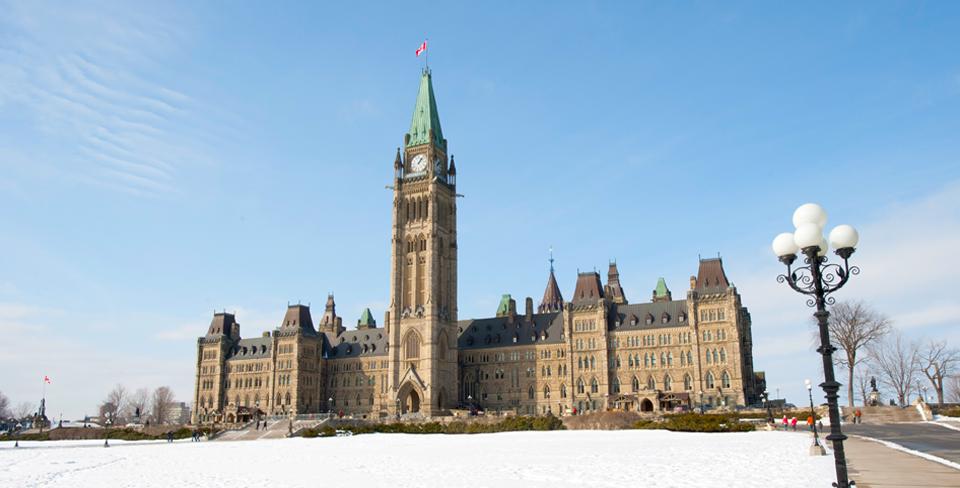 Photo du Parlement canadien en hiver