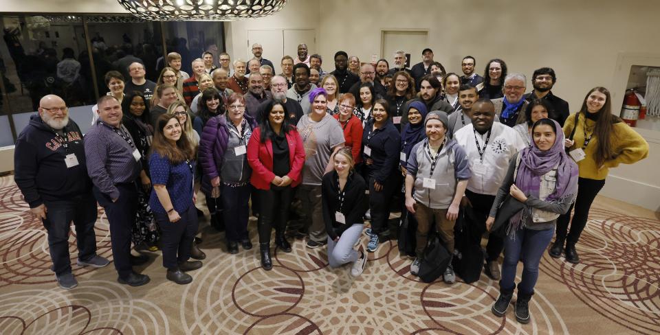 Photo de groupe : des membres en compagnie de la présidente nationale de l'AFPC à la table ronde des SLCD