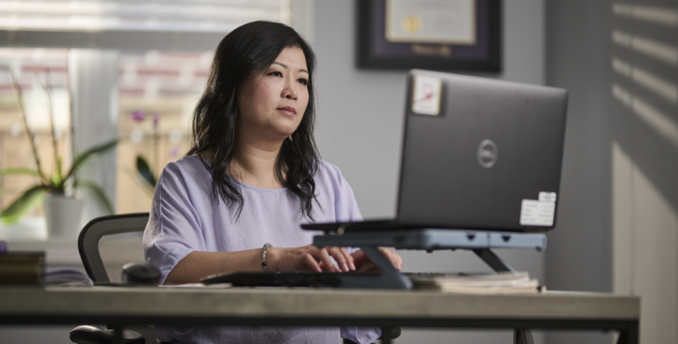 Photo d'une femme travaillant sur un ordinateur