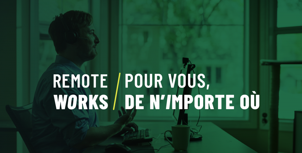 Personne travaillant à domicile à un bureau informatique avec un fond vert sur lequel est inscrit « Pour vous, de n'importe où » en lettres blanches et sa traduction en anglais.
