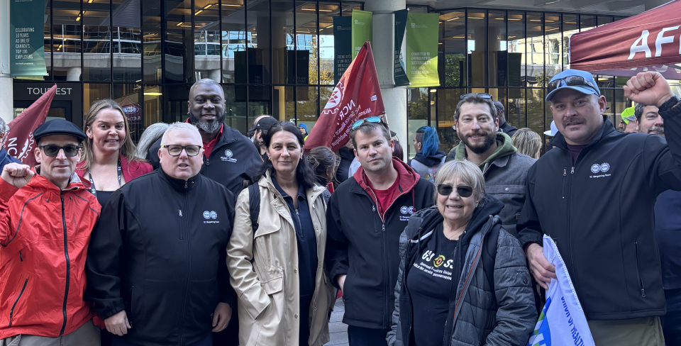 Photo de groupe de l'équipe de négociation de TC L'équipe de négociation de TC se rend au piquet de grève de la Banque du Canada à Ottawa le 23 octobre 2026.
